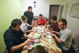 Každý týden se studenti scházejí na faře v Praze 7, aby připravili jídlo pro lidi bez domova.