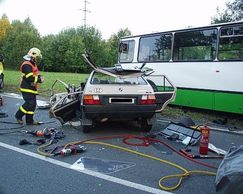 Nehoda autobusu a automobilu u Doubravy