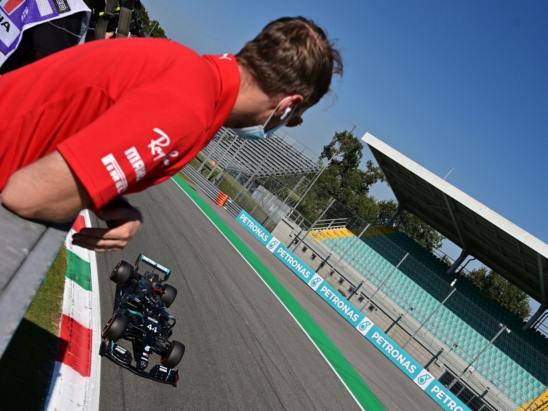 Pilot Ferrari Sebastian Vettel sleduje, jak Lewis Hamilton v Mercedesu víětzí v kvalifikaci na Velkou cenu Itálie formule 1 2020