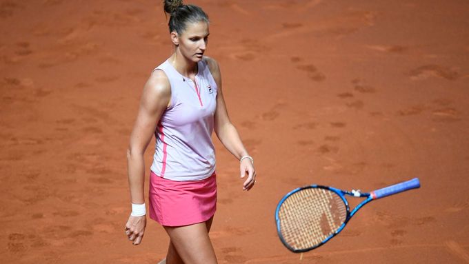 Karolína Plíšková na turnaji ve Stuttgartu při utkání s Jelenou Ostapenkovou