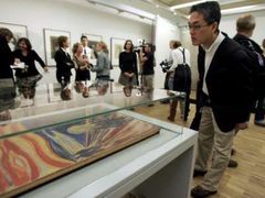 Návštěvník Munchova muzea v Oslu si prohlíží znovu vystavené poškozené malby Výkřik a Madonna