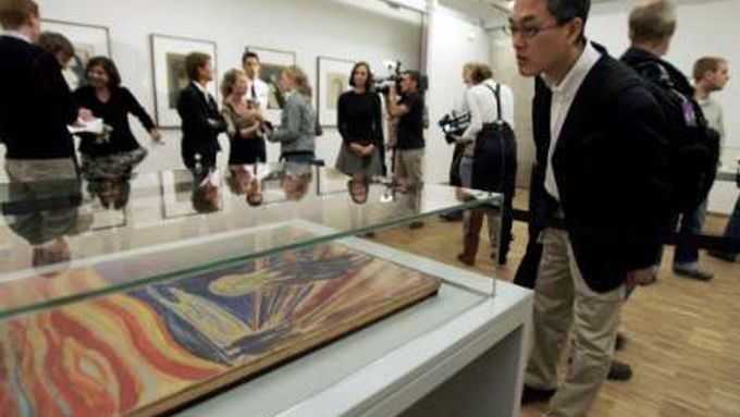 Návštěvník Munchova muzea v Oslu si prohlíží znovu vystavené poškozené malby Výkřik a Madonna