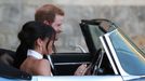 Princ Harry a Meghan Markle opouštějí  v automobilu hrad Windsor krátce po svatbě. 19. 5. 2018