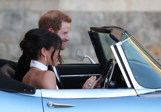 Princ Harry a Meghan Markle opouštějí  v automobilu hrad Windsor krátce po svatbě. 19. 5. 2018