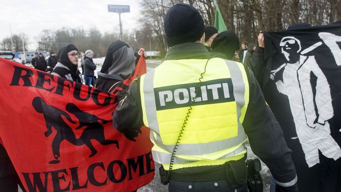 Demonstrace pro a proti uprchlíkům na dánsko-německé hranici.