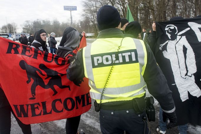 Demonstrace pro a proti uprchlíkům na dánsko-německé hranici.