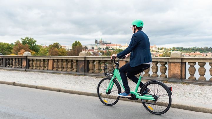 Trend elektrokol pokračuje. V Praze je nově nabízí Bolt, k dispozici jich dal 600
