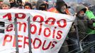 Arcelor Mittal workers from Liege hold a banner reading "10,000 jobs lost" during a demonstration outside Prime Minister Elio Di Rupo's office, where a political meeting is taking place, in Brussels January 25, 2013. ArcelorMittal the world's largest steel producer, plans to shut a coke plant and six finishing lines at its site in Liege Belgium, affecting 1,300 employees, the group said on Thursday. REUTERS/Yves Herman (BELGIUM - Tags: BUSINESS CIVIL UNREST EMPLOYMENT) Published: Led. 25, 2013, 1 odp.