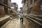 V Nepálu zemřelo přes 2500 lidí. S 34 Čechy se nedaří spojit