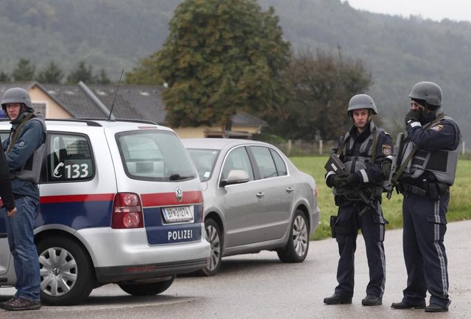 Policie zablokovala cestu do dvou vesnic nedaleko Melku asi 80 kilometrů západně od Vídně.