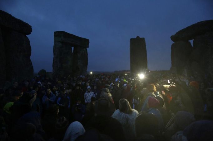 Zpěvem magických zaříkadel oslavují druidové zimní slunovrat v jihoanglickém Stonehenge.