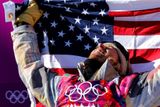 V sobotu se v Soči rozdávaly první cenné kovy. Jako úplně první na něj dosáhl americký snowboardista Sage Kotsenburg.