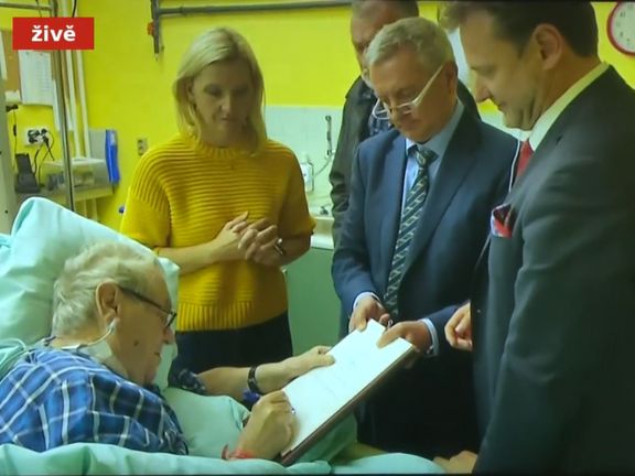Výsek z videa zachycující podpis prezidenta Miloše Zemana ke svolání ustavující schůzi Poslanecké sněmovny.