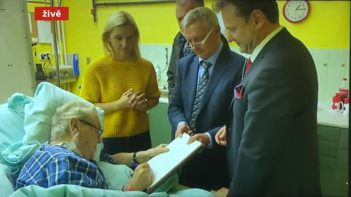 Státní zástupce vyvrátil Zemanovo tvrzení, že lékaři falšovali zprávu o jeho zdraví; Zdroj foto: ČT24 / Záznam zveřejněný Kanceláří prezidenta republiky