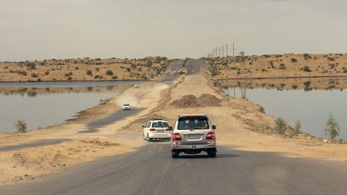 "Turkmenistán, stát, který by byl skvělou parodií, kdyby nebyl skutečný." Dan Přibáň píše z cest do žlutou žábou.