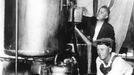 4 Titulek: Prohibition Popis: Au temps de la prohibition aux USA, des bootleggers font eux memes de l'alcool avec leur alambic, chez eux, 1920-1933 --- At time of prohibition in USA, bootleggers making alcohol with a still at home, 1920-1933