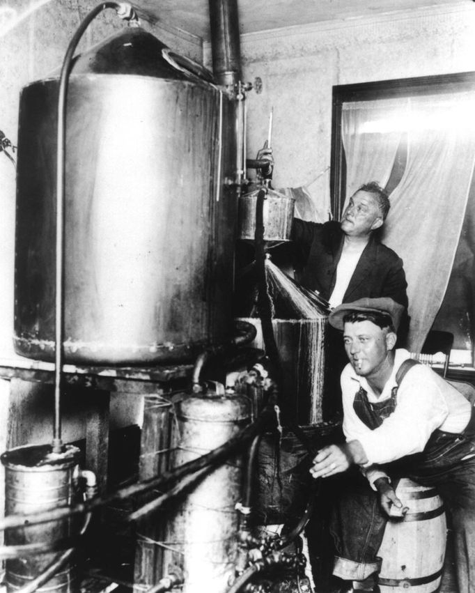 4 Titulek: Prohibition Popis: Au temps de la prohibition aux USA, des bootleggers font eux memes de l'alcool avec leur alambic, chez eux, 1920-1933 --- At time of prohibition in USA, bootleggers making alcohol with a still at home, 1920-1933