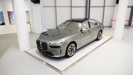 BMW řady 7 naživo ohromí. Má sedadla z kašmíru a otevírání dveří jako Rolls-Royce