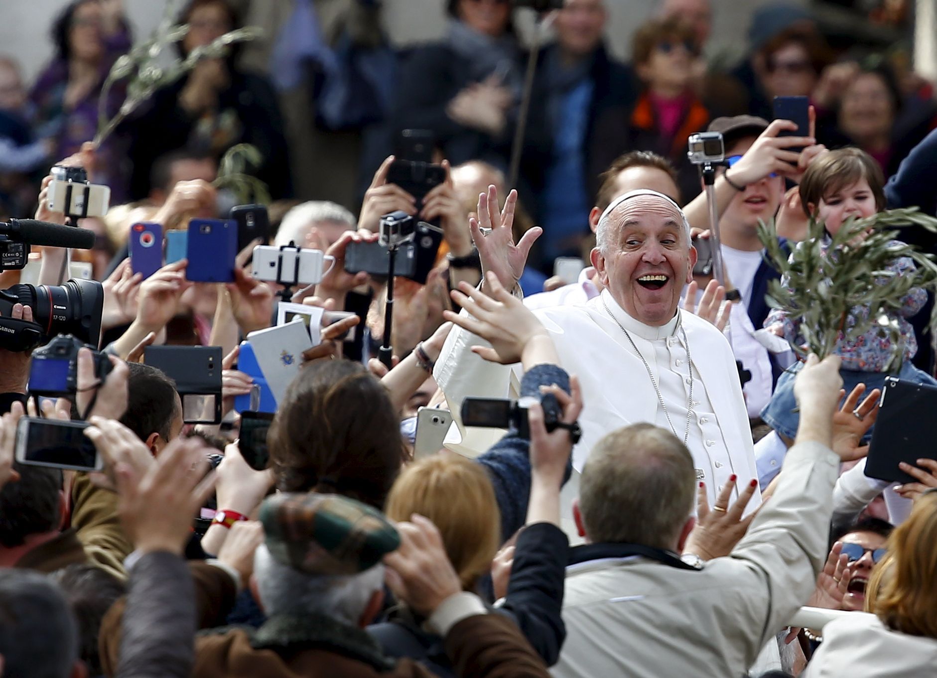 Papež František zdraví ve Vatikánu věřící