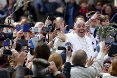 Mše není žádné představení. Papež František vyzval věřící, aby ho při kázání nefotografovali