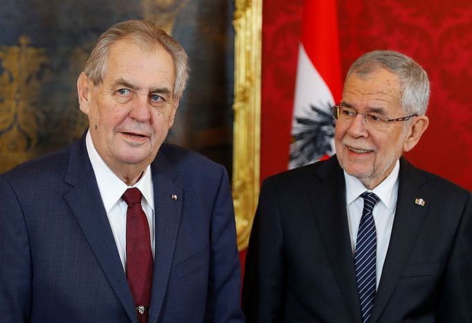 Rakouský prezident Alexander Van der Bellen a česká hlava státu Miloš Zeman na snímku z roku 2019.