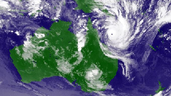 Obrovská bouře Yasi (vpravo nahoře) už je u pobřeží Queenslandu