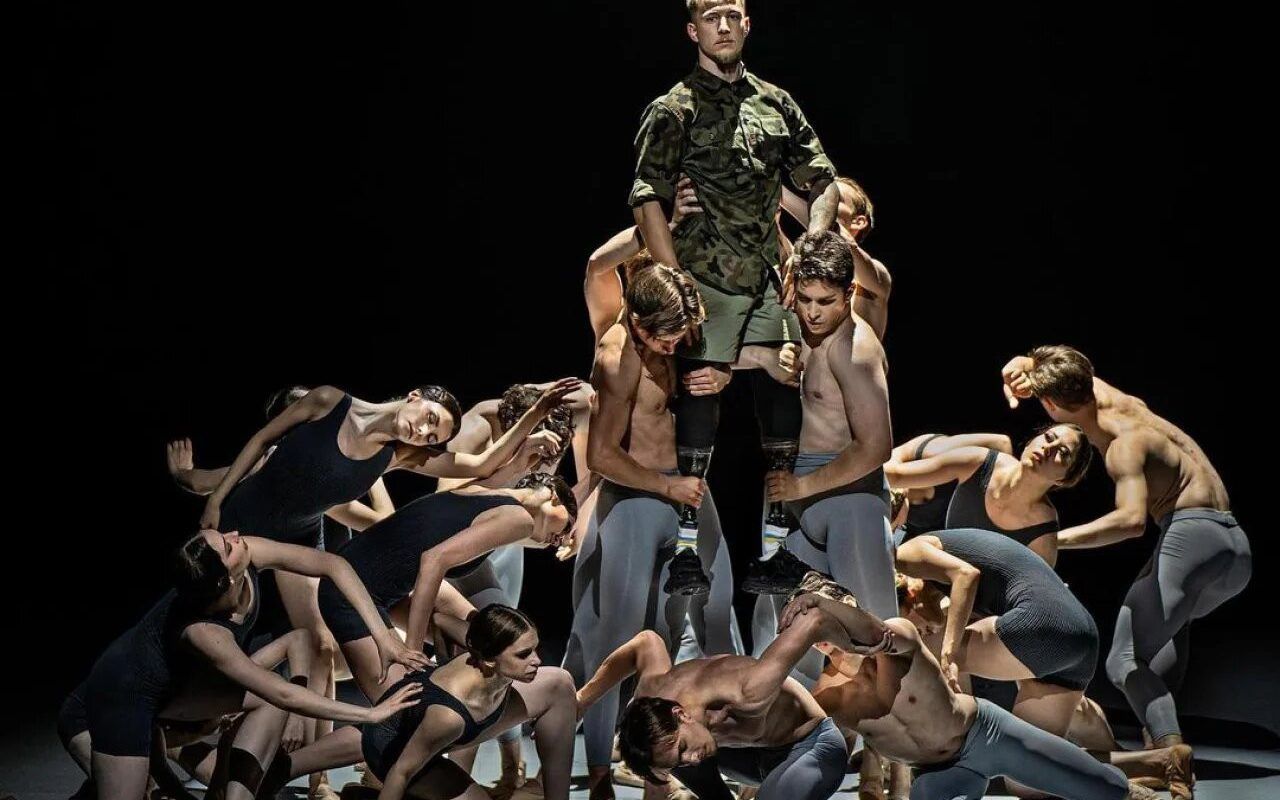 Ukrajinský veterán Oleksandr Budko vystupuje s ukrajinským baletním souborem.