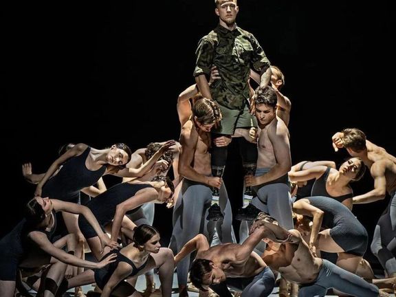 Ukrajinský veterán Oleksandr Budko vystupuje s ukrajinským baletním souborem.
