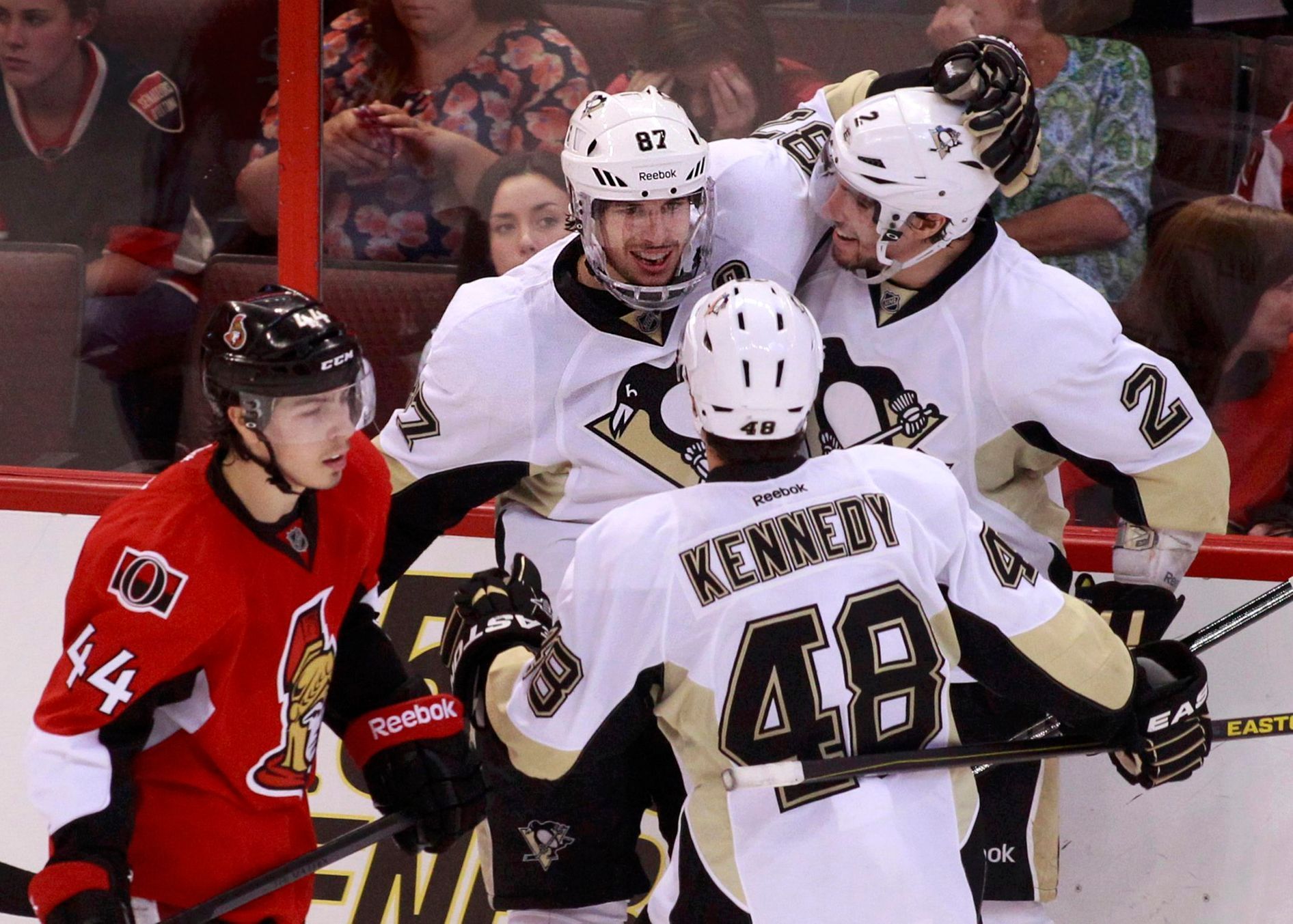 Ottawa Senators vs. Pittsburgh Penguins (Crosby slaví)