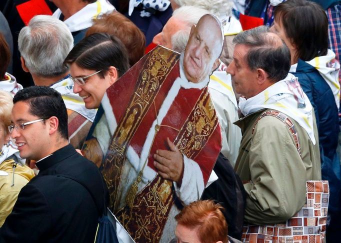 Desetitisíce lidí dnes brzy ráno zaplnily Svatopetrské náměstí ve Vatikánu, kde papež František prohlásí za svaté své dva předchůdce v čele katolické církve - Jana Pavla