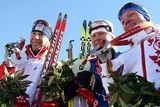 Zleva stříbrná Kateřina Neumannová, zlatá Kristina Šmigunová a bronzová Jevgenije Medveděvová-Abruzová s medailemi v olympijském skiatlonu.