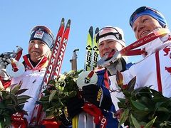 Zleva stříbrná Kateřina Neumannová, zlatá Kristina Šmigunová a bronzová Jevgenije Medveděvová-Abruzová s medailemi v olympijském skiatlonu.