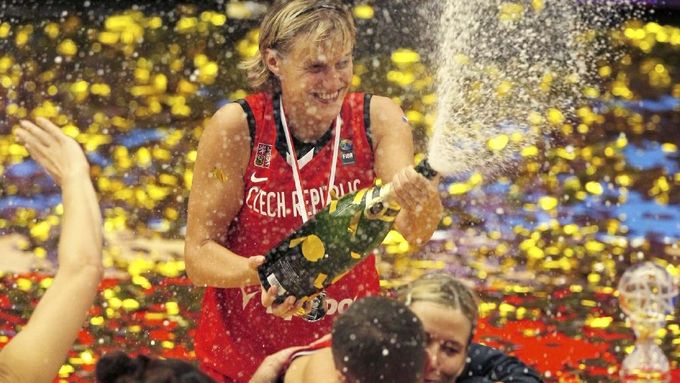 Hana Horáková slaví s českou reprezentací stříbrné medaile na MS