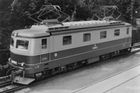 Lokomotiva řady E 499.1 ve stavu, v jakém čerstvě opustila výrobní halu v roce 1960.