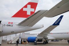 Pět velkých aerolinek žádá Brusel o snížení poplatků a daní
