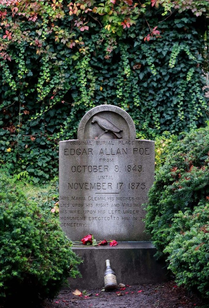 Náhrobní kámen na místě původního hrobu Edgara Allana Poea ve městě Baltimore v USA.