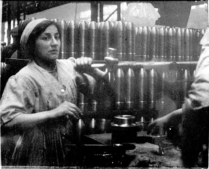 Muniční dělnice v Renaultových továrnách, Boulogne-Billancourt, 1917, snímek pro cyklus Archivy planety.
