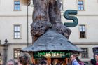 Prastánek vyrobený z 300 let starého dubu - střed pozornosti Malostranského náměstí.