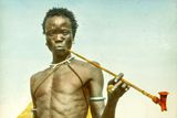Muž z kmene Bari, Súdán. 1906–1914. Kolorovaný diapozitiv k přednášce Bedřicha Machulky