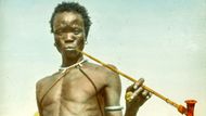 Muž z kmene Bari, Súdán. 1906–1914. Kolorovaný diapozitiv k přednášce Bedřicha Machulky