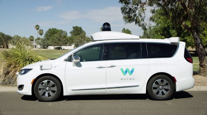 Společnost Waymo testuje samořiditelná auta v běžném provozu