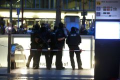 Online: Mrtvých při útoku v Mnichově je nejméně devět. Střelci jsou na útěku, může jít o teroristy
