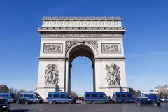 Policie v Paříži zastavila stovky vozů z "konvoje svobody", zatčení měli nože a praky