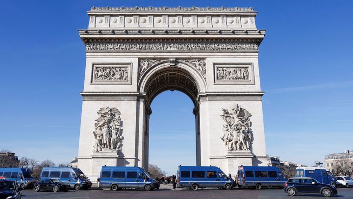 Policie v Paříži zastavila stovky vozů z "konvoje svobody". Některé proniky do centra; Zdroj foto: Reuters