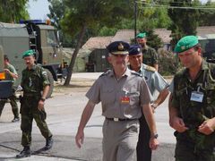 Vratislav Osvald (na snímku zcela vpravo), ještě jako ředitel odboru výcviku aliančního Centra ochrany proti zbraním hromadného ničení. Dnes působí ve strukturách NATO.