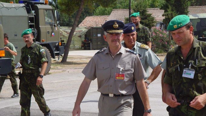 Momentka z mise. Plukovník Vratislav Osvald (na snímku zcela vpravo), ředitel odboru výcviku aliančního Centra ochrany proti zbraním hromadného ničení.