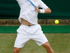 Tomáš Berdych odvrací míček v osmifinále Wimbledonu proti Švédovi Jonasi Björkmanovi.