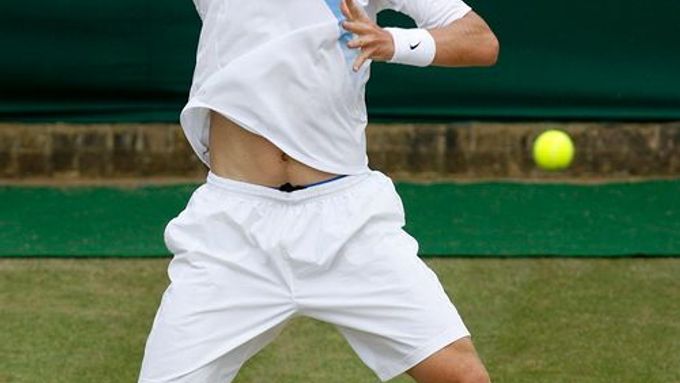 Tomáš Berdych odvrací míček v osmifinále Wimbledonu proti Švédovi Jonasi Björkmanovi.