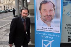 Volební tahák Radka Johna, boj s korupcí, je v ohrožení