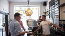 "Češi jsou naši klienti číslo jedna," říká bez váhání Arnaud Crespeigne, jeden z dvojice zaměstnanců kavárny (v bílém vpravo).